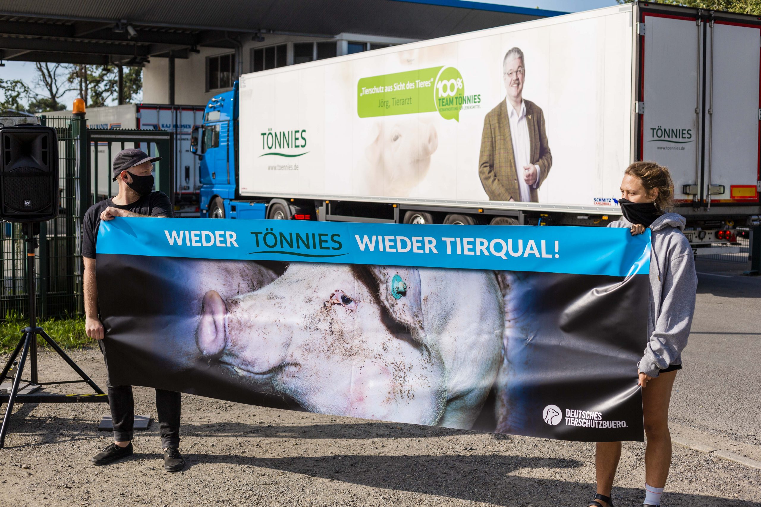 Schockbilder aus Tönnies- Zulieferbetrieb: Tierrechtler*innen zeigen Bilder auf Leinwand vor Tönnies-Schlachthof in Sögel (Niedersachsen)